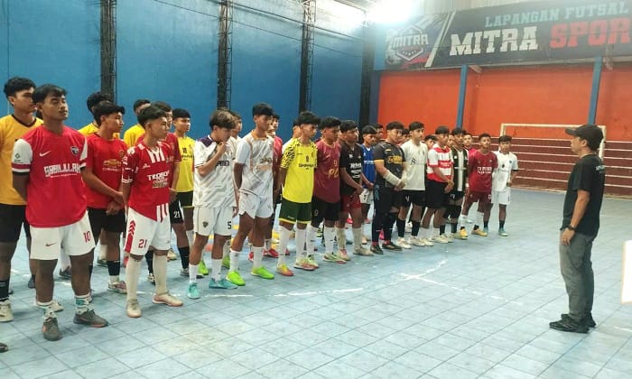 PENUH SEMANGAT: Ketua Afkab Sampang Ach. Supriadi saat memberikan arahan saat melakukan seleksi tim kejurprov di lapangan Tanggumong, Sampang, Selasa (26/11/2025). (AFKAB UNTUK JPRM)