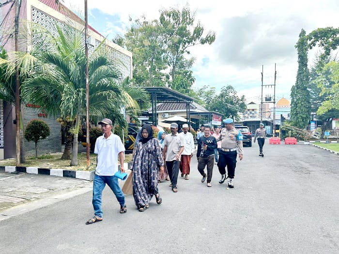 LAPOR POLISI: Puluhan korban mendatangi Polres Sampang saat melaporkan dugaan penipuan investasi bodong di Mapolres Sampang, Rabu (18/2). (UBAIDILLAHIR RAIE/JPRM)