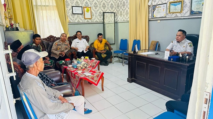 WADUL: Camat Jrengik Khoirul Anam menemui warga Desa Margantoko di kantor, Rabu (18/2). (KHOIRUL ANAM UNTUK JPRM)