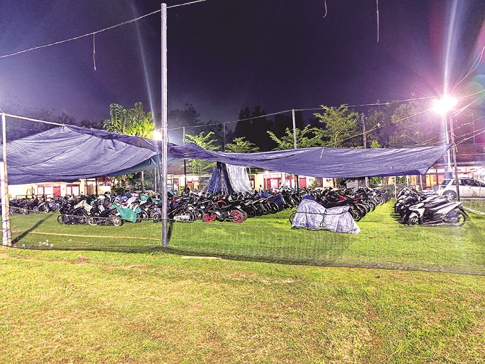 DIAMANKAN: Puluhan kendaraan tertutup terpal di halaman belakang Satlantas Polres Pamekasan, Rabu (18/2) malam. (POLRES PAMEKASAN UNTUK JPRM)
