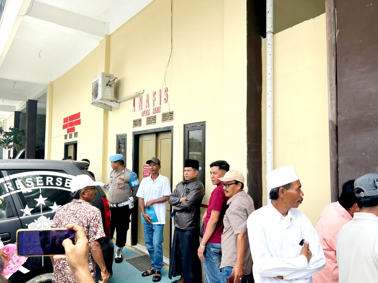 LAPOR POLISI: Korban dugaan penipuan dan penggelapan melapor ke Polres Sampang Rabu (18/2). (UBAIDILLAHIR RAIE/JPRM)