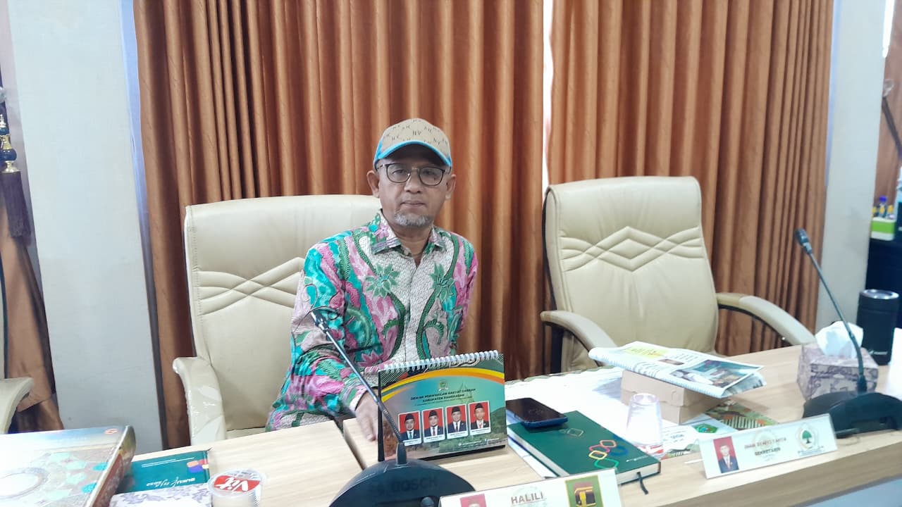 TEGAS: Ketua Komisi IV Halili saat ditemui di ruang kerjanya, Rabu (18/2).