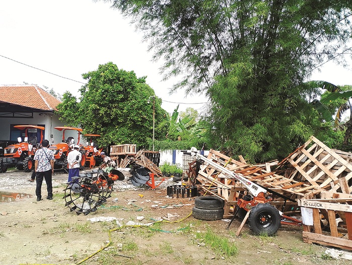 RAIB: Warga berada di sekitar TKP hilangnya mesin hand tractor di halaman belakang Disperta KP Sampang, Jumat (9/1). (UBAIDILLAHIR RAIE/JPRM)