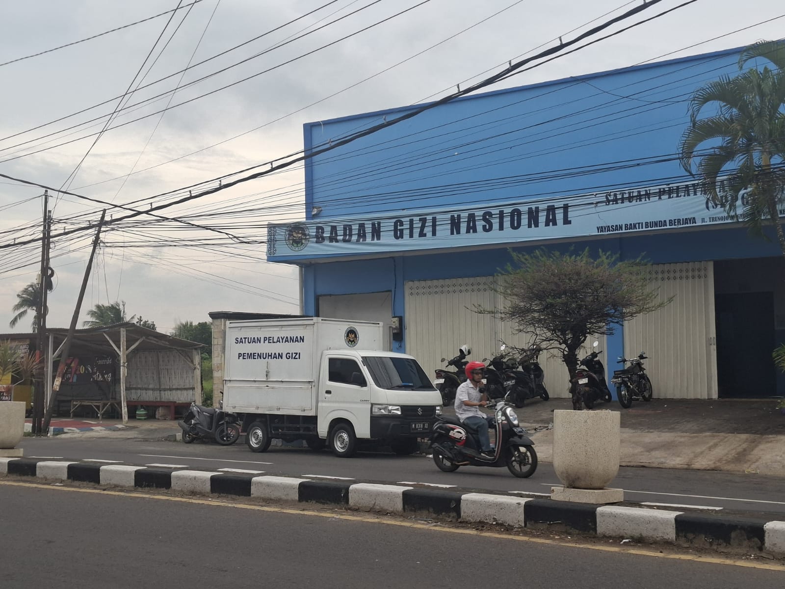 MEGAH: Warga melintas di depan SPPG Yayasan Bakti Bunda Berjaya di Jalan Trunojoyo, Desa Gedungan, Batuan, Sumenep, Jumat (13/2).