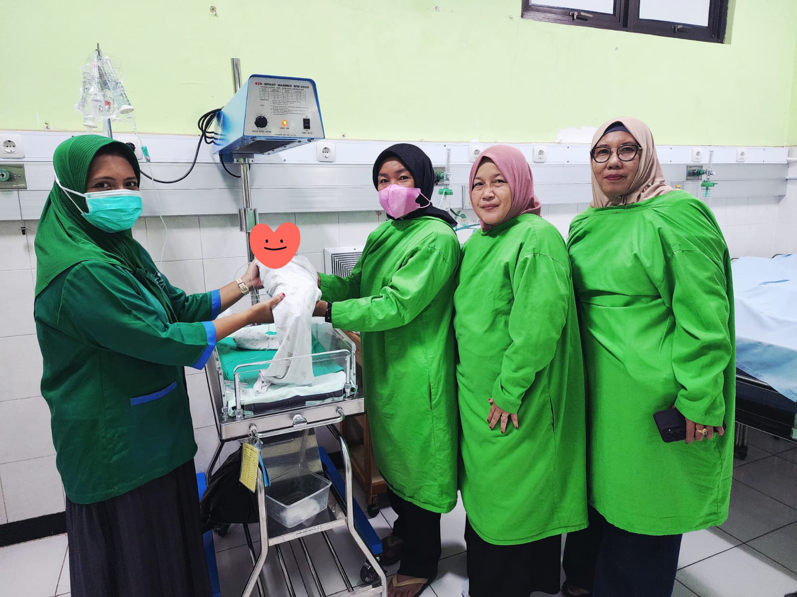 DIRAWAT: Bayi perempuan yang ditemukan warga di Desa Kolor, Kecamatan Kota Sumenep, menjalani perawatan medis di RSUD dr H Moh. Anwar Sumenep.
