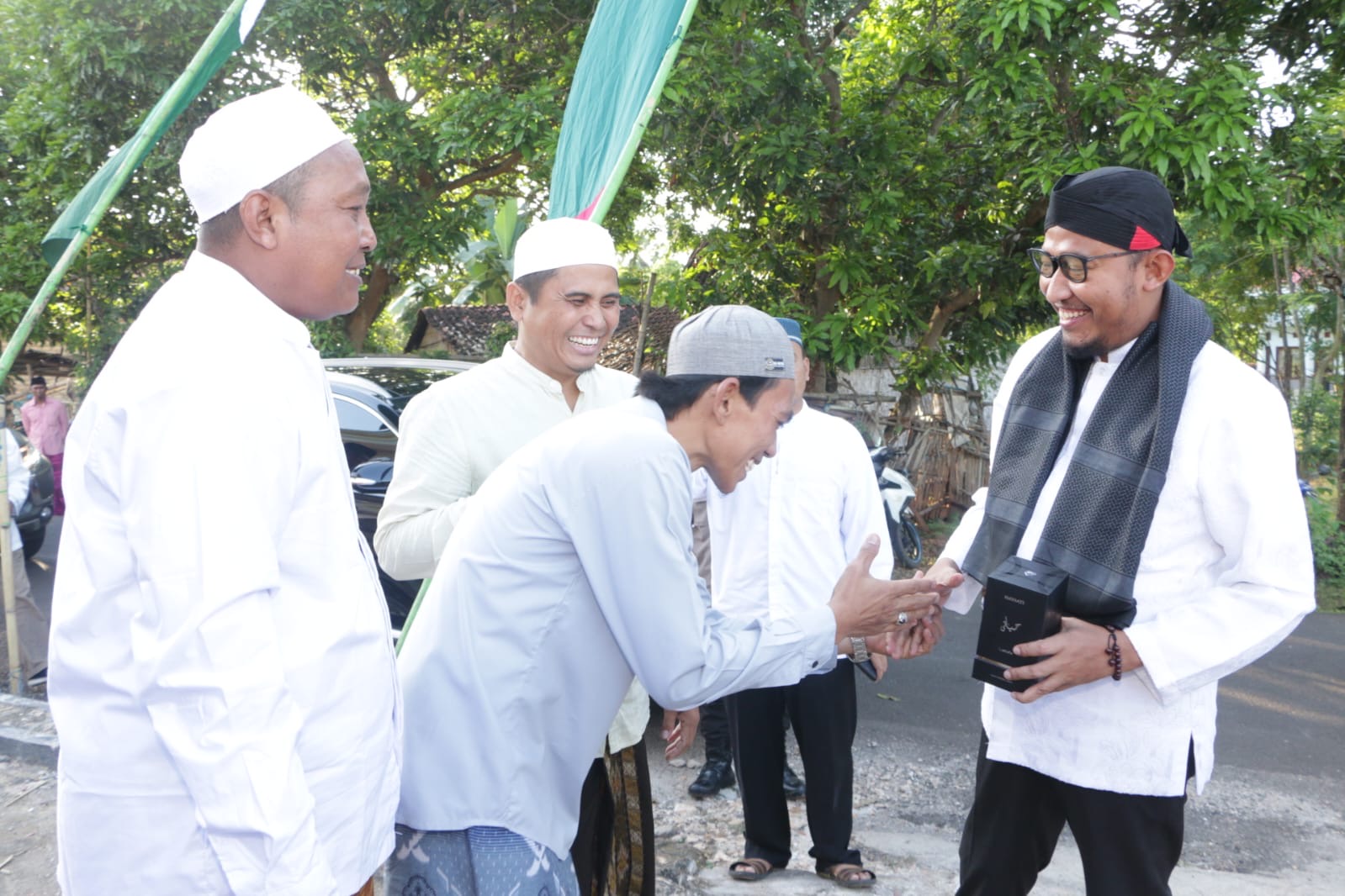 MERAKYAT: Bupati Sumenep  (belangkon hitam) disambut oleh tokoh agama saat melakukan Safari Ramadan di Masjid Al-Muallimin, Desa Palasa, Kecamatan Talango, pada 2023 lalu.