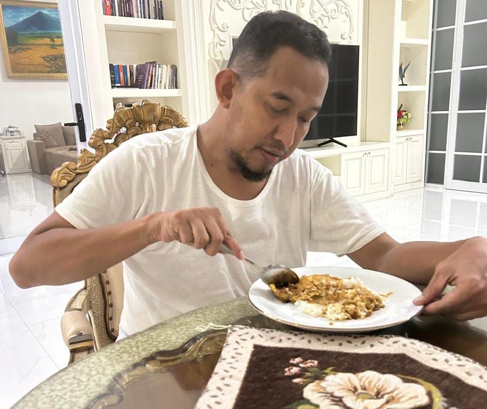 SEDERHANA: Bupati Sumenep Achmad Fauzi Wongsojudo saat makan sahur nasi pakai telur dadar dan kecap di kediamannya Desa Torbang, Kecamatan Batuan, Kamis (19/2).