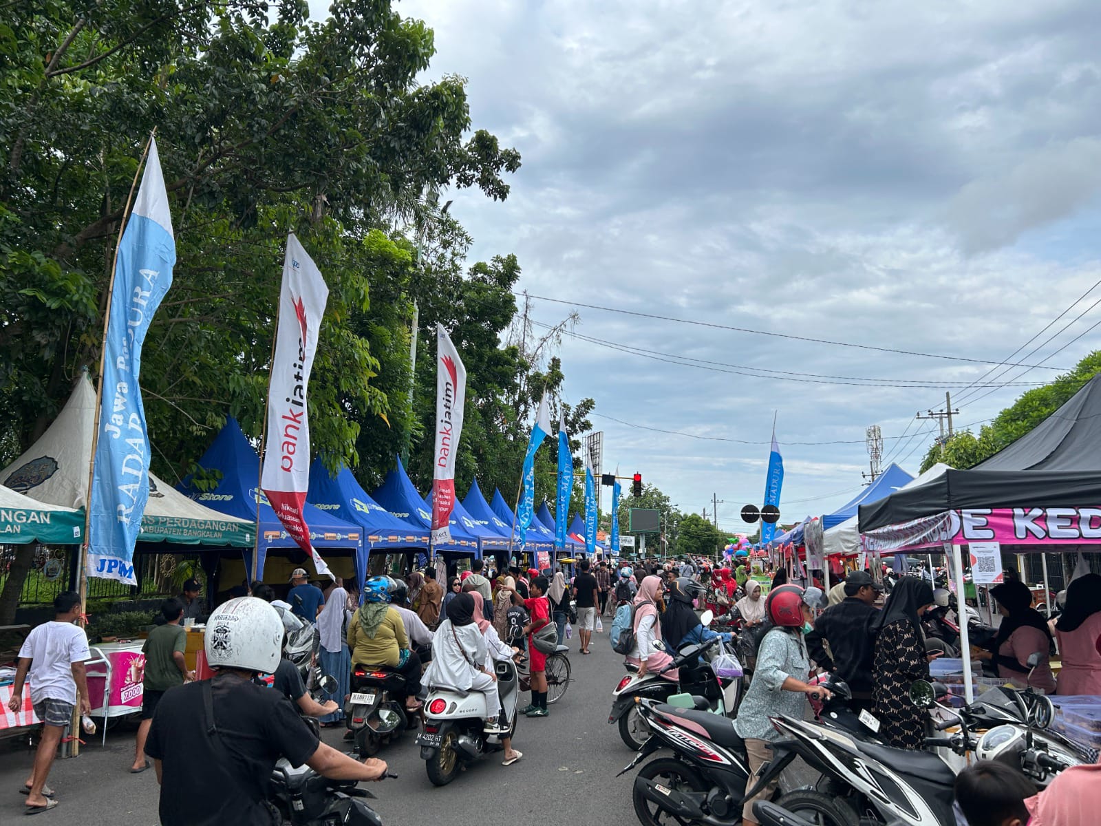 MEMBELUDAK: Warga Bangkalan berbondong-bondong menghadiri Bazar Takjil Ramadan di Alun-Alun Bangkalan, Kamis. (19/2).