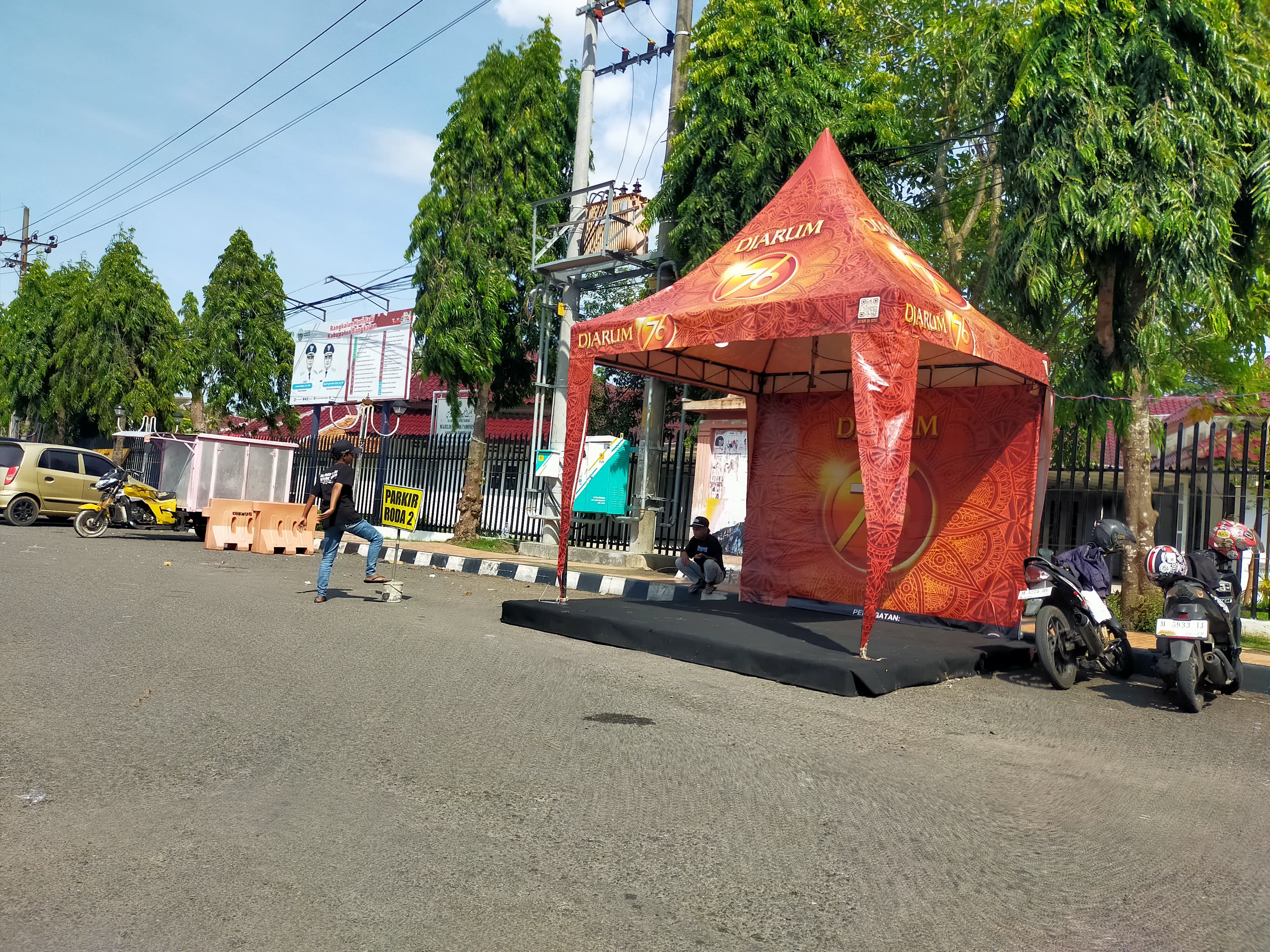 BERMASALAH: Stand booth di Alun-alun Bangkalan diduga tidak Kantongi izin keramaian, Jumat (20/2).