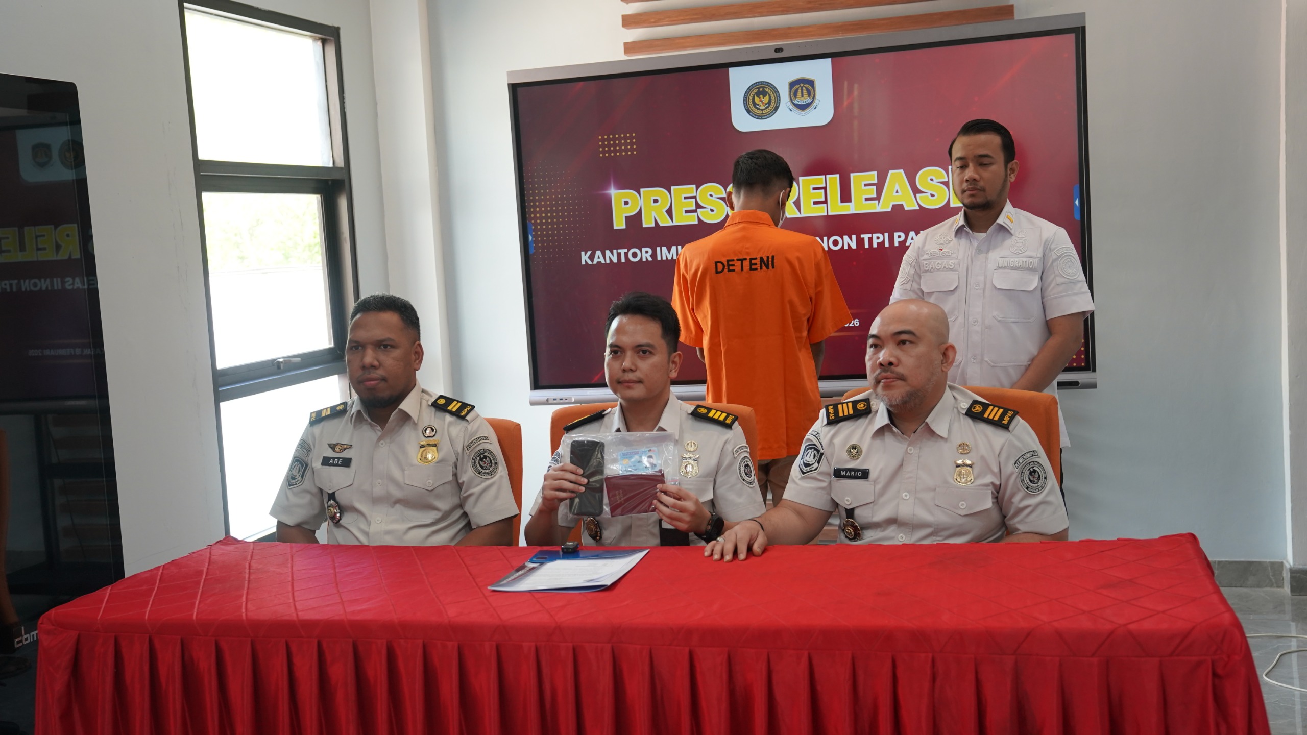 PRESS REALIS: Imigrasi Pamekasan mengumumkan tentang dua WNA yang melebihi ijin tinggal di Madura.