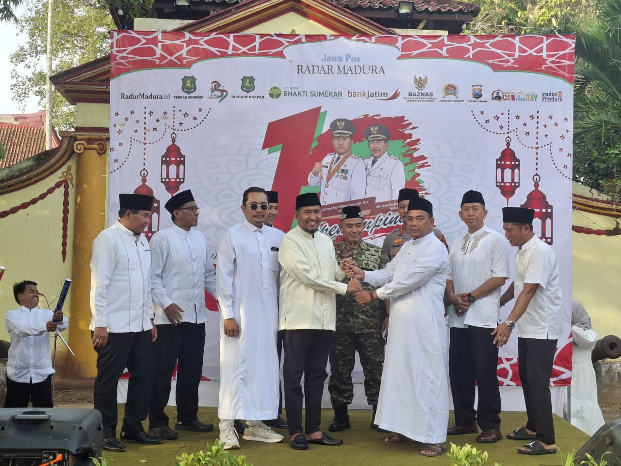 SUKSES: Kepala JPRM Biro Sumemep Luqman Hakim didampingi Wakabiro Hendra Apri Purwadi menyerahkan keris ke Bupati Sumenep Achmad Fauzi Wongsojudo di depan Labang Mesem Keraton Sumenep, Jumat (20/2)