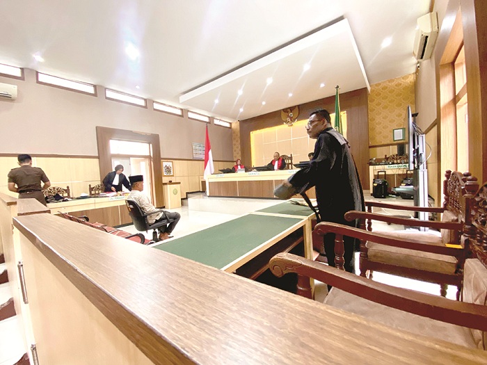 SIDANG: Terdakwa Supriyadi duduk di bangku sidang Pengadilan Negeri Pamekasan, Kamis (12/2). (MOH. IQBAL AFGANI/JPRM)