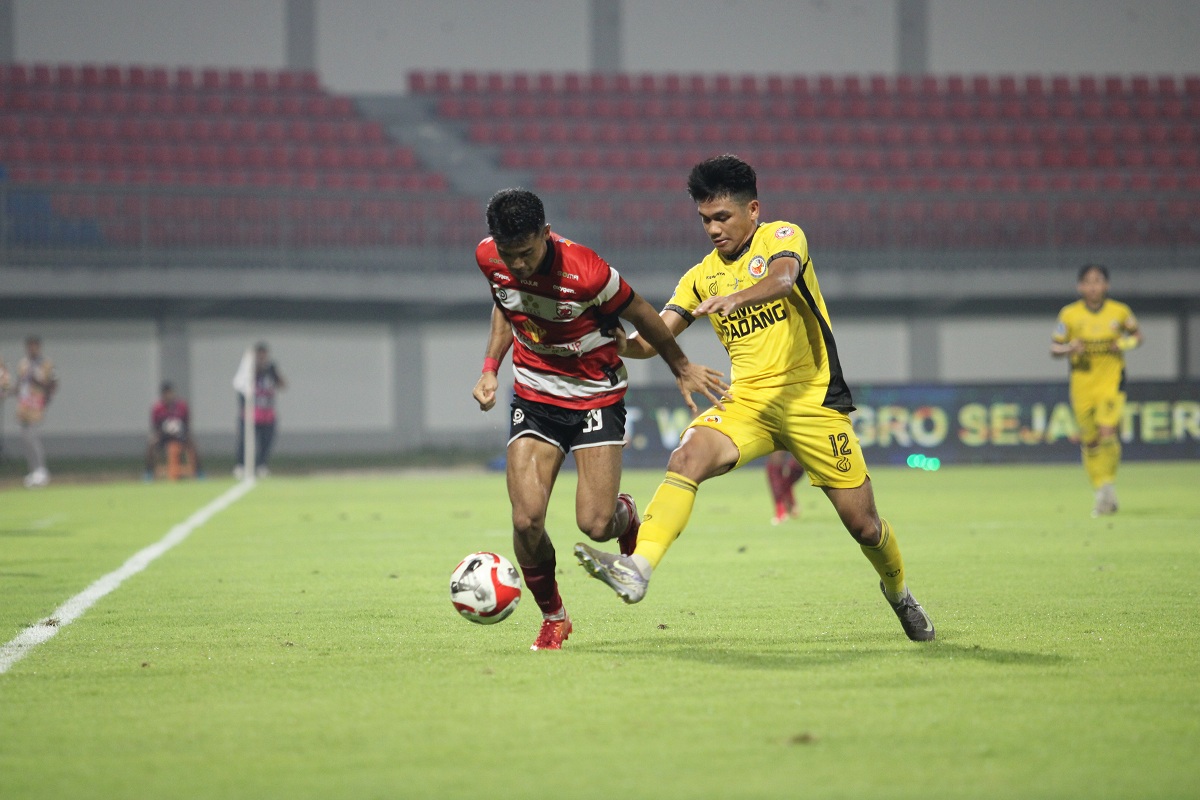 GESIT: Pemain MU Aji Kusuma saat mencoba melewati pemain Semen Padang di SGMRP Pamekasan, Minggu, 28 Desember 2025.