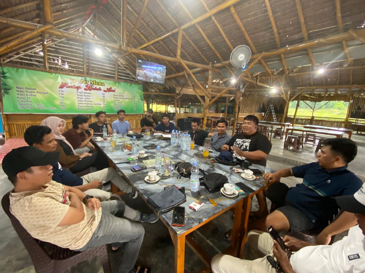 PERKUAT KOMUNIKASI: Pengurus Orado Bangkalan membahas kejurkab di salah satu kafe, di Jalan Soekarno-Hatta Bangkalan, Kamis (12/2)