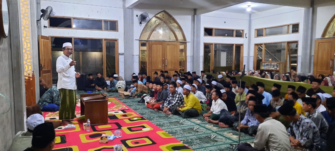 MENCETAK GENERASI EMAS: Bupati Pamekasan KH Kholilurrahman melangsungkan transfer pengetahuan dengan para santri di Ponpes Matsda, Panempan, yang dipimpinnya, Kamis (19/2).