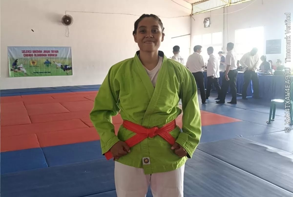LOLOS SELEKSI: Atlet judo Sampang Siti Aisyah berpose usai mengikuti seleksi PON di Surabaya, Minggu (15/2).