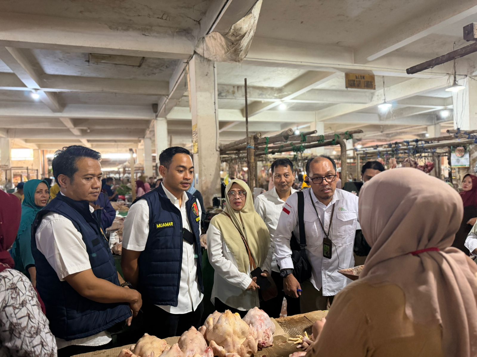 BLUSUKAN: Satgas Pangan Polres Sampang dan Tim Bapanas RI melakukan sidak di Pasar Srimangunan, Rabu (18/2).