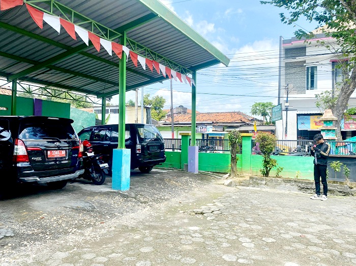 HARUS DIRAWAT: Warga berada di sekitar mobil dinas pejabat Bakesbangpol Pamekasan Jumat (20/2). (MOH. IQBAL AFGANI/JPRM)