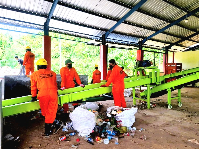 BEKERJA: Petugas kebersihan mengoperasikan mesin pengolahan sampah di TPA Desa Torbang, Kecamatan Batuan, Sumenep, Senin (12/1). (DLH UNTUK JPRM)