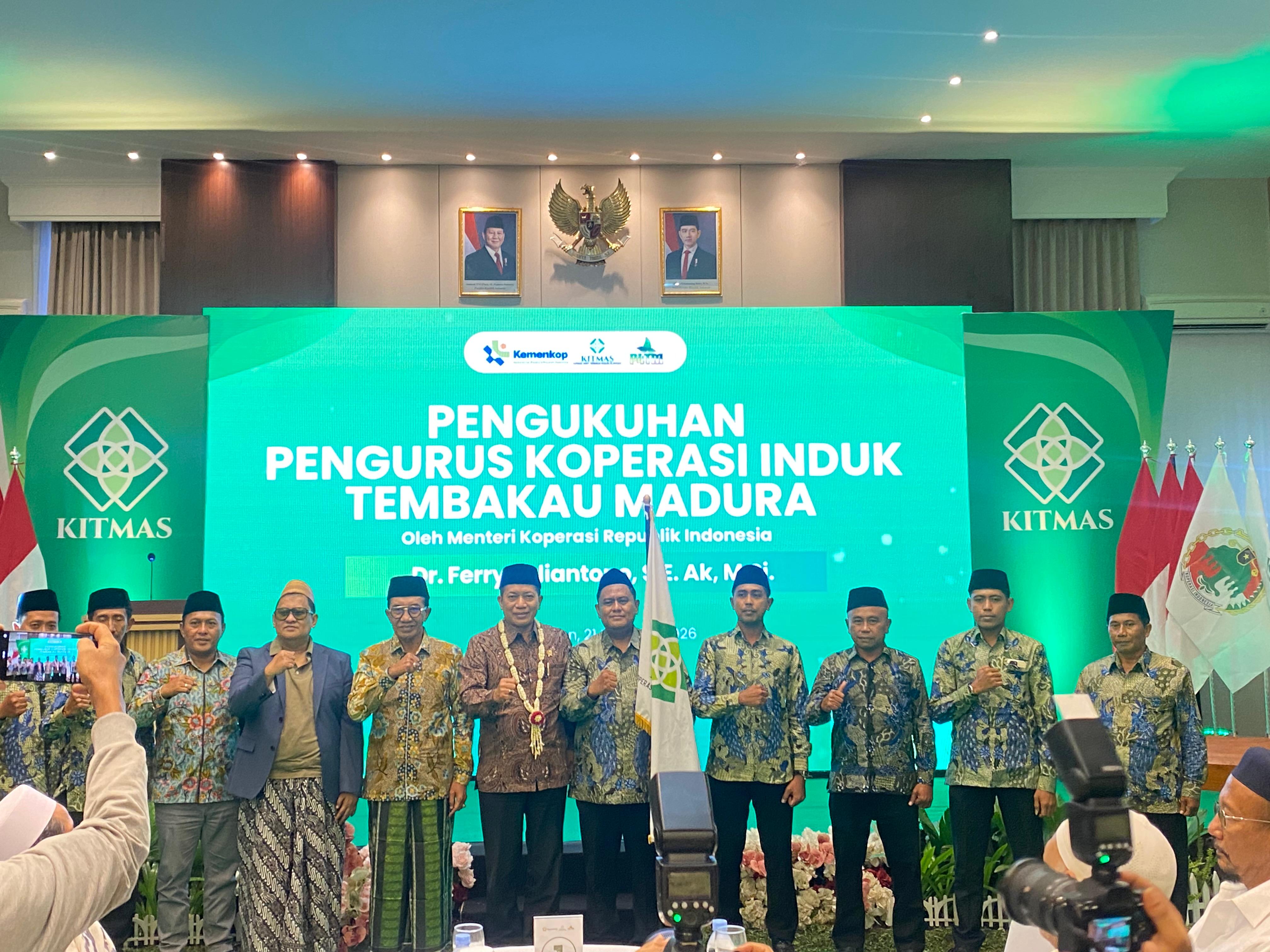 DIKUKUHKAN: Menkop Ferry Juliantono (kalung melati) didampingi Bupati Pamekasan KH. Kholilurrahman, Ketua P4TM Khairul Umam berfoto bersama pengurus Kitmas, Sabtu (21/2).