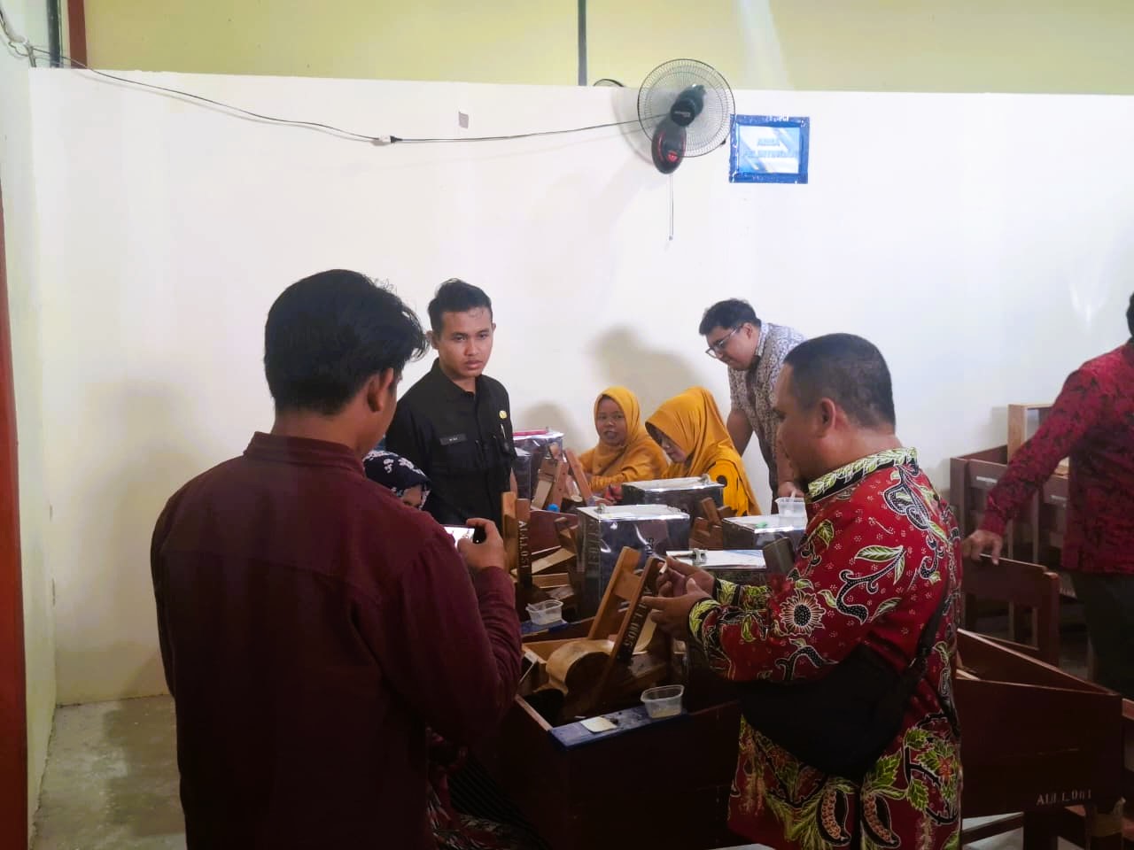 FOKUS: Pegawai DKUPP Sumenep memantau produksi rokok di APHT Kecamatan Guluk-Guluk, Rabu (14/1).