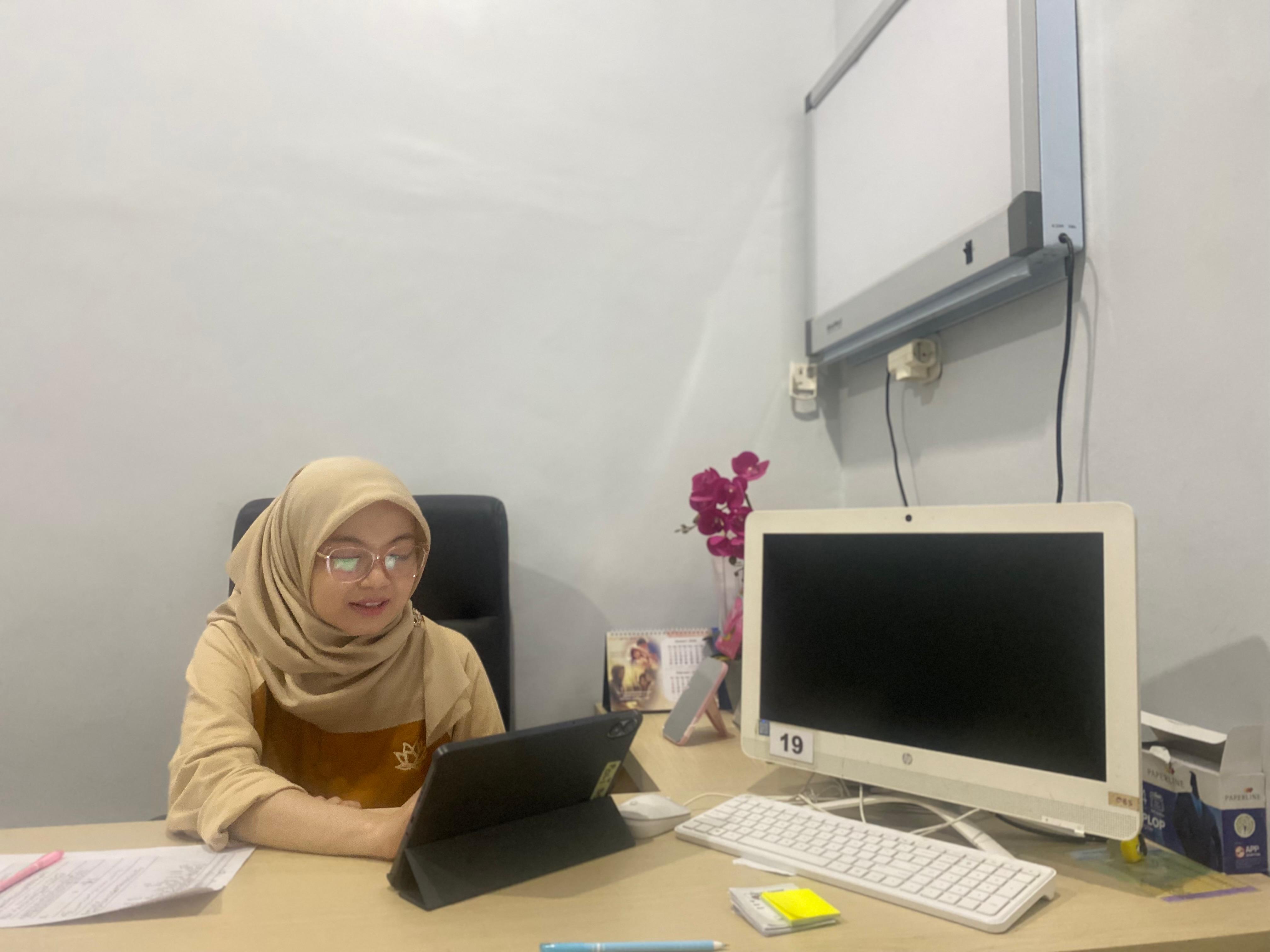 BERI PENJELASAN: Dokter Spesialis Jantung Pembuluh Darah RSU Kusuma Hospital Irma Maghfirah saat ditemui di ruang kerjanya, Minggu (15/2).
