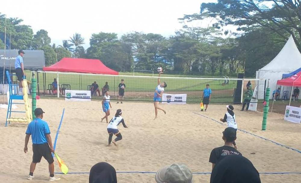 BUTUH KERJA SAMA TIM: Atlet cabang olahraga voli pantai Sumenep berlaga dalam Porprov IX Jatim 2025.