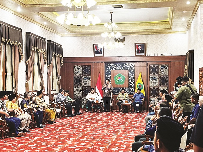 BERWIBAWA: Menteri Koperasi RI Ferry Juliantono menyampaikan pidato saat kunjungan kerja ke Pamekasan di Peringgitan Dalam Pendopo Ronggosukowati, Sabtu (21/2).(M. KHOLIL RAMLI/JPRM)