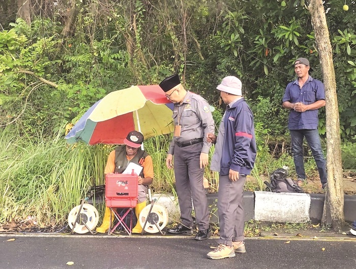 CANGGIH: Direktur PUDAM Sumber Sejahtera Sjobirin Hasan memantau proses uji geolistrik, Senin (19/1). (PUDAM SUMBER SEJAHTERA/JPRM)