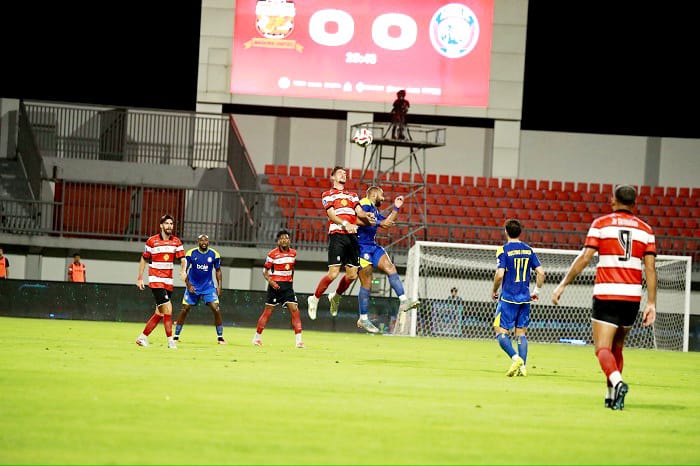 DUEL UDARA: Kerim Palic menyundul bola saat laga bersama Arema FC di SGMRP Pamekasan, Sabtu (21/2) malam. (MU UNTUK JPRM)