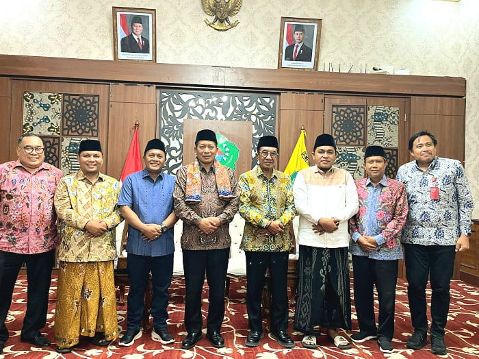 SINERGI: Menteri Koperasi RI Ferry Juliantono dan Bupati Pamekasan KH. Kholilurrahaman berfoto bersama di Peringgitan Dalam Pendopo Ronggosukowati, Sabtu (21/2). (M. KHOLIL RAMLI/JPRM)