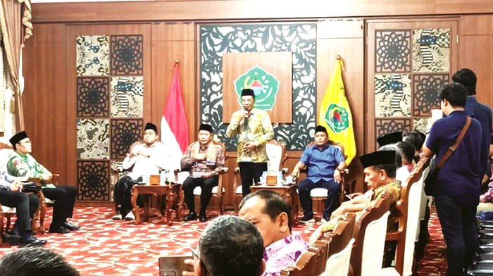 BERSAHAJA: Bupati KH. Kholilurrahman menyampaikan sambutan saat menerima kunjungan Menkop RI Ferry Juliantono di Peringgitan Dalam Pendopo Ronggosukowati, Pamekasan, Sabtu (21/2).