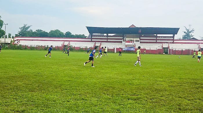 BIBIT MUDA: Pelaksanaan seleksi pemain Perssu FC digelar di Stadion A. Yani, Desa Pabian, Kecamatan Kota Sumenep, pada November 2025. (EKO UNTUK JPRM)