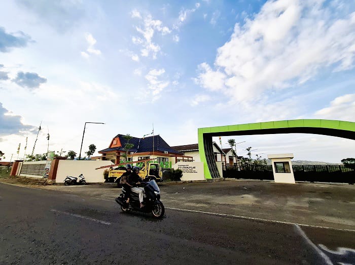 MEGAH: Masyarakat melintas di depan gedung APHT di Kecamatan Guluk-Guluk, Sumenep. (MOH. LATIF/JPRM)