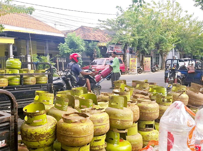 TERSEDIA: Pekerja sedang mengangkut LPG di salah satu pangkalan di Jalan Trunojoyo, Desa Kolor, Kecamatan Kota Sumenep, Rabu (28/1). (MOH. LATIF/JPRM)