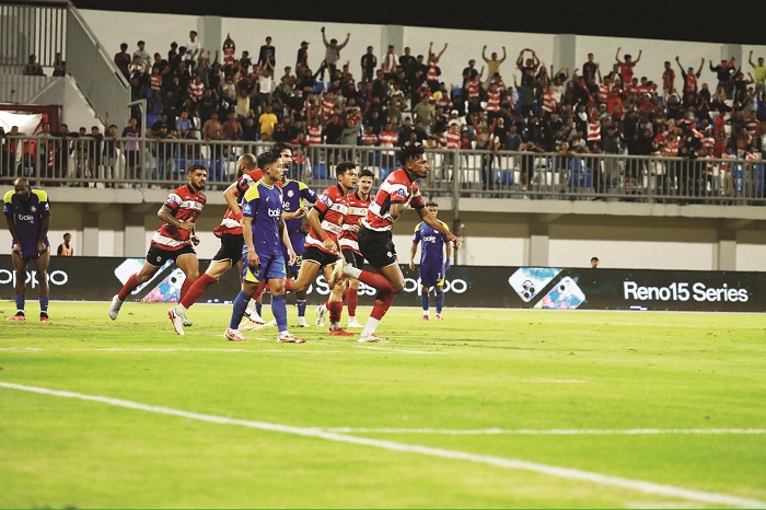 BERMAIN IMBANG: Jorge Ambrosio Mendonca bersama pemain melakukan selebrasi usai mencetak gol di SGMRP Pamekasan, Sabtu (21/2) malam.&nbsp;(MU UNTUK JPRM)