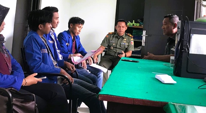 KAWAL LANGSUNG: Pengurus PC PMII Bangkalan melakukan audiensi di Makodim Bangkalan Senin (23/2). (PC PMII BANGKALAN UNTUK JPRM)