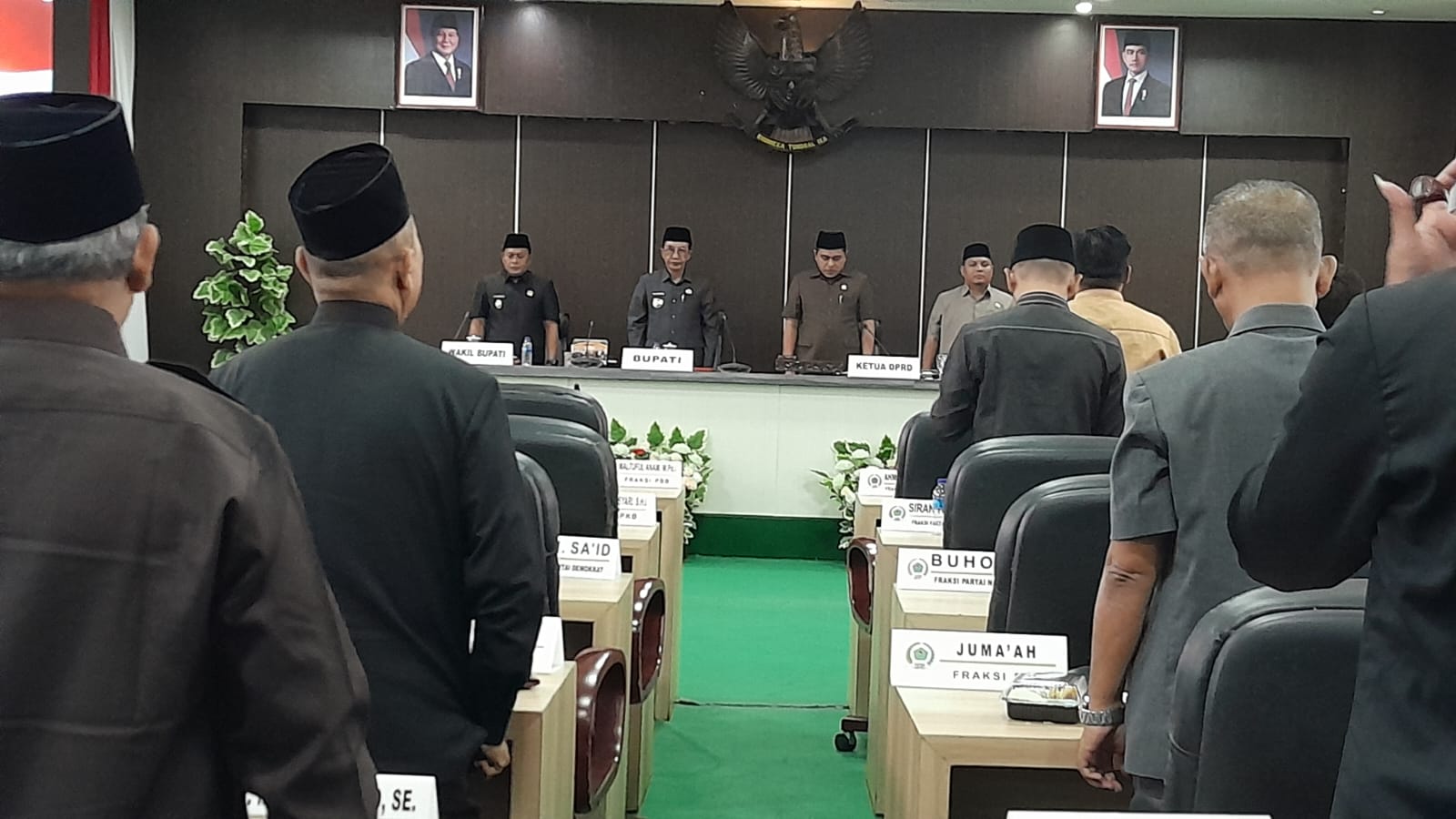 BERINTEGRITAS: Ketua DPRD Pamekasan Ali Masykur (dua dari kanan) memimpin rapat paripurna PU fraksi berkenaan dengan empat raperda usulan eksekutif, Rabu (18/2).