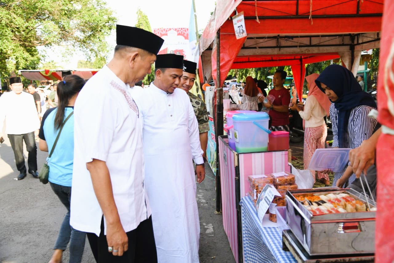 KONSISTEN: Dari kiri, Pj Sekkab Sumenep  bersama Kepala JPRM Biro Sumenep  dan Dandim 0827 Letkol Arm Bendi Wibisono meninjau stan peserta Bazar Takjil Ramadan di di Jalan Dr Soetomo, Jumat (20/2) 