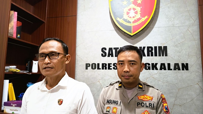 RAMAH: Kasatreskrim Polres Bangkalan AKP Hafid Dian Maulidi didampingi Kasihumas Ipda Agung Intama saat ditemui di ruang kerjanya, Jumat (2/1). (ZEINAL ABIDIN/JPRM)