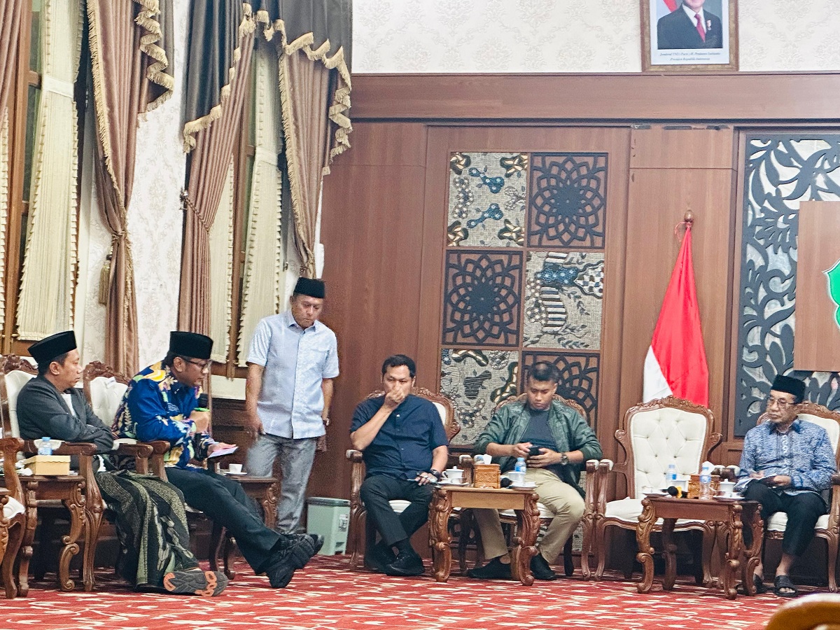 DIALEKTIS: Pelaku usaha rokok menyampaikan gagasan dan aspirasi di hadapan Forkopimda Pamekasan, Jumat (20/2).