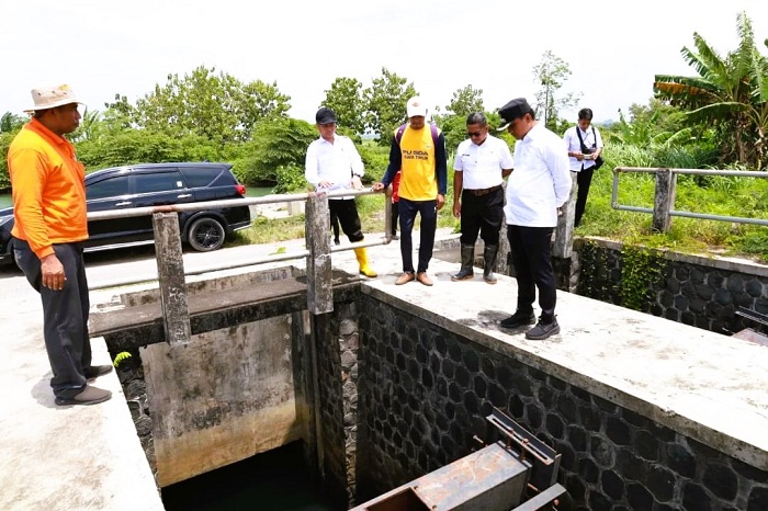 TURUN KE LAPANGAN: Bupati Bangkalan Lukman Hakim memantau jaringan irigasi di Kecamatan Burneh. (PROKOPIM UNTUK JPRM)