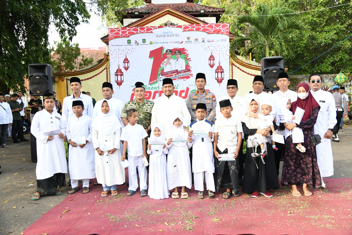 LANCAR: Bupati Sumenep (tengah) berfoto bersama jajaran forkopimda, pimpinan Jawa Pos Radar Madura serta anak yatim di  pembukaan festival Bazar Takjil Ramadan di depan Museum Keraton, Jalan dr Soetom