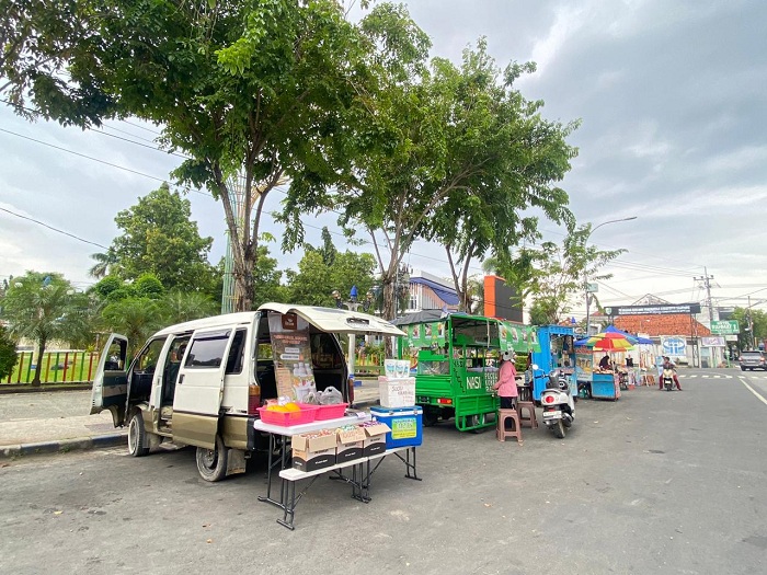 RAMAI: Sejumlah PKL saat berjualan di depan Monumen Trunojoyo, Selasa (27/1). (AYU LATIFAH/JPRM)