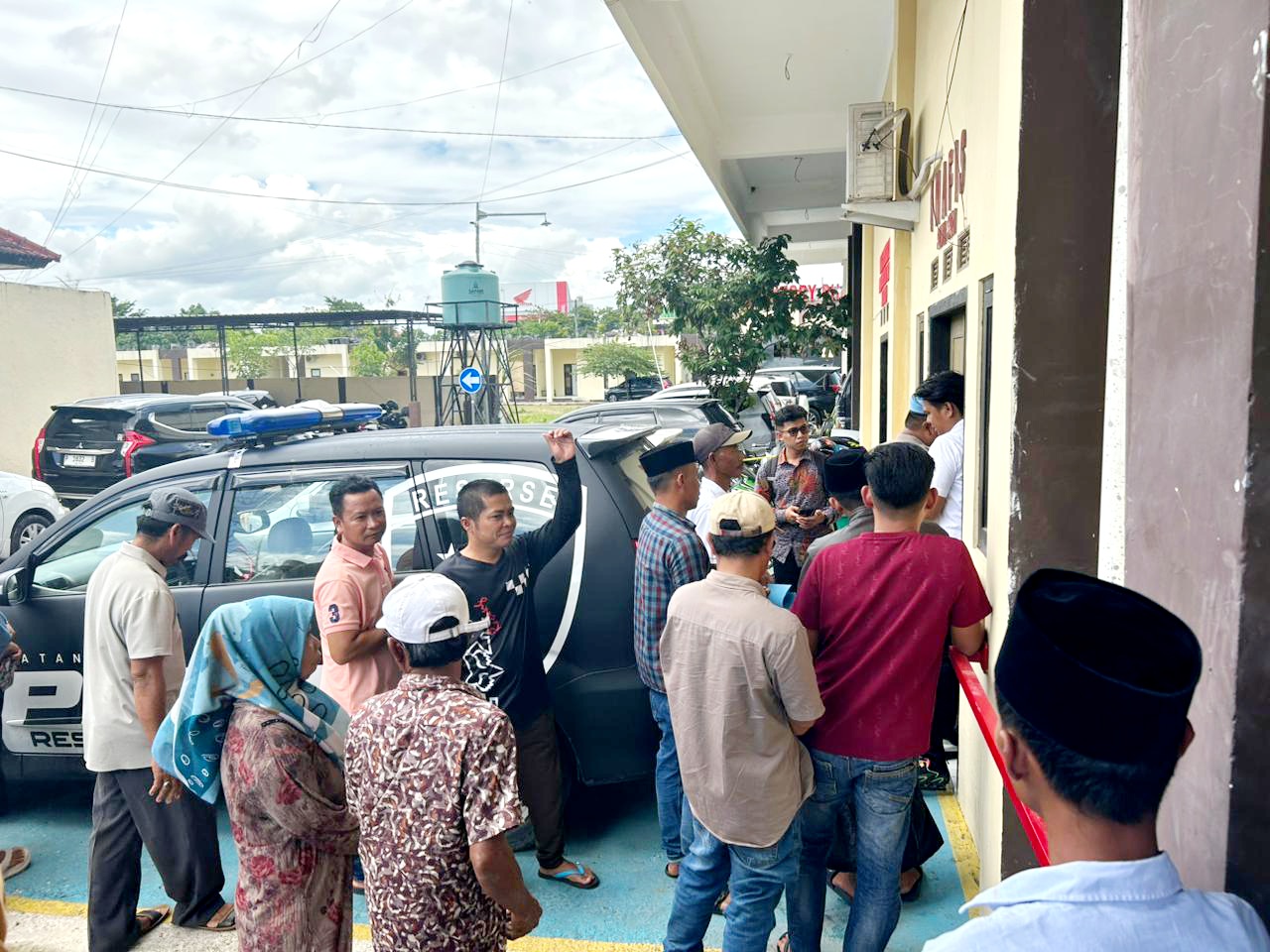 MINTA KEADILAN: Korban dugaan penipuan investasi bodong mendatangi Polres Sampang untuk melaporkan R dan Q pada Rabu (18/2). (UBAIDILLAHIR RAIE/JPRM)
