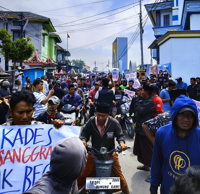 MINTA KEJELASAN: Ratusan warga Desa Pesanggrahan saat melakukan aksi unjuk rasa di balai desa setempat, Kamis (12/2). (MUAFI UNTUK JPRM)