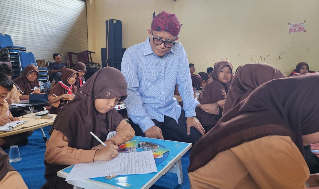 TURUN LANGSUNG: Dirut PT BPRS Bhakti Sumekar (Perseroda) Hairil Fajar saat berkunjung ke salah satu sekolah di Sumenep dalam rangka menyosialisasikan BBS Sekolah.
