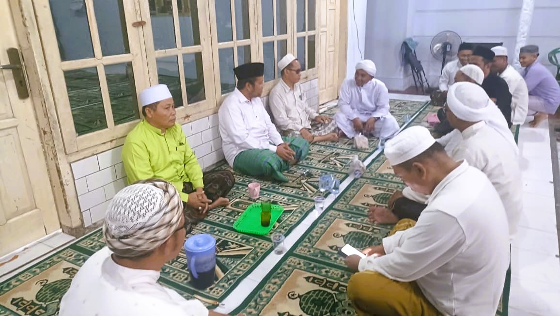 BERSOSIAL: Wabup Ahmad Mahfudz sedang takziah ke KH Syaifuddin Jazuli di Kelurahan Gunung Sekar, Sampang, Jumat (20/2).