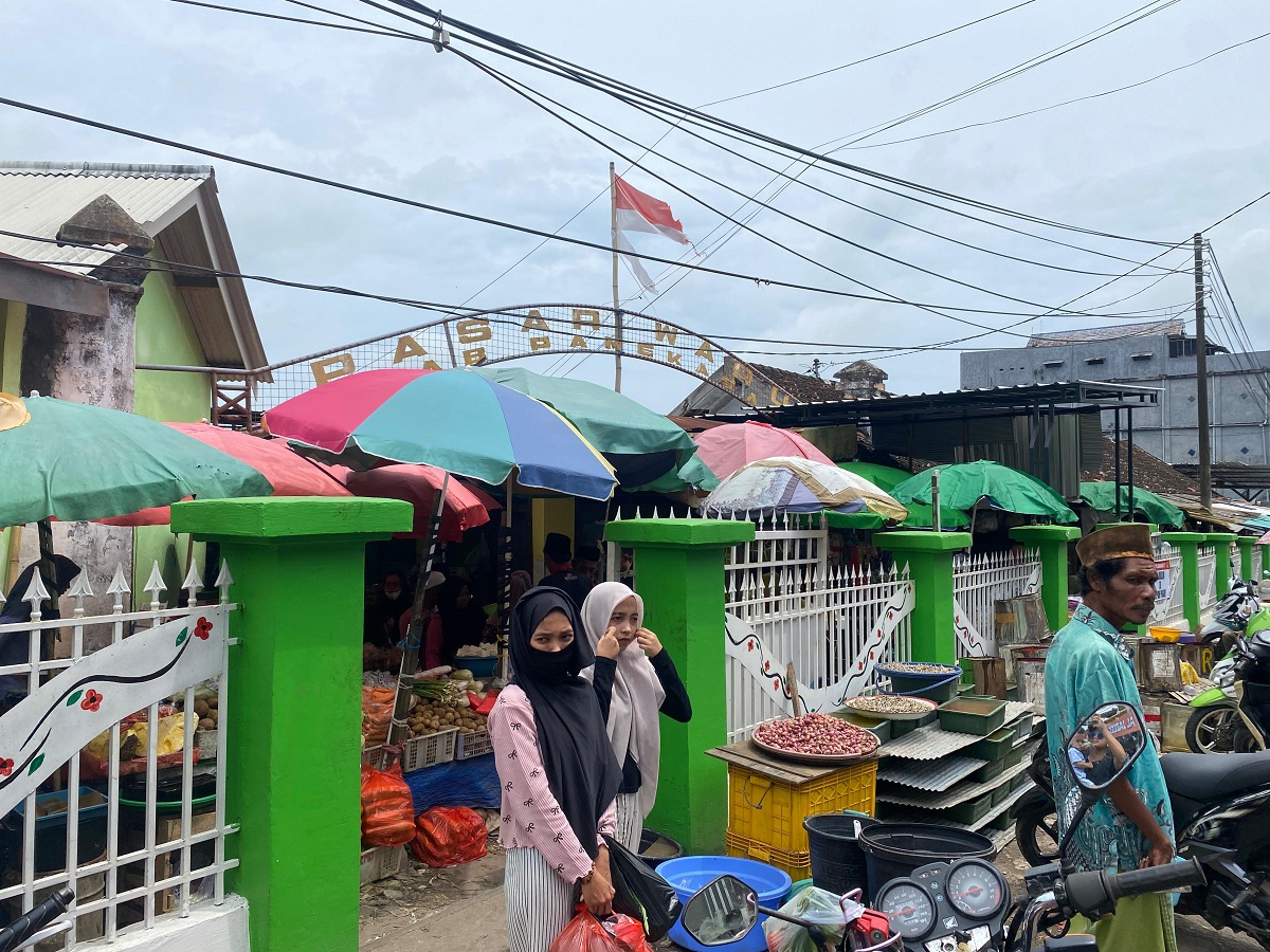 TEMPAT TRANSAKSI: Pengunjung berada di sekitar Pasar Waru kemarin.