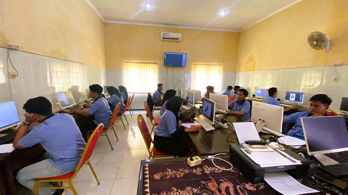 FOKUS: Peserta mengikuti pelatihan servis sepeda motor di BLK Sampang Senin (23/2). (AYU LATIFAH/JPRM)